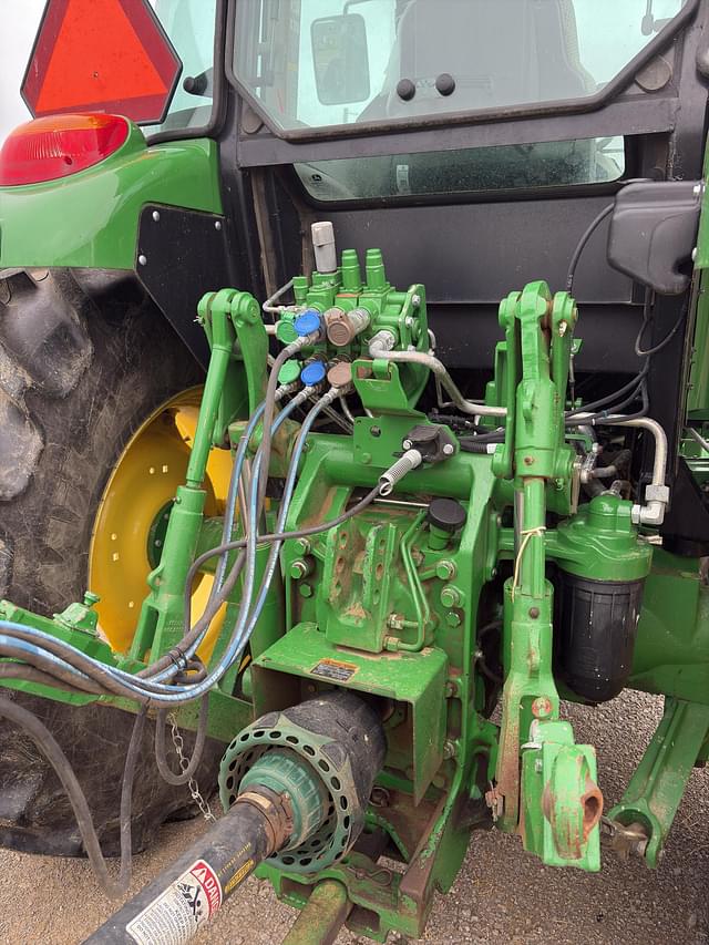 Image of John Deere 8120 equipment image 4