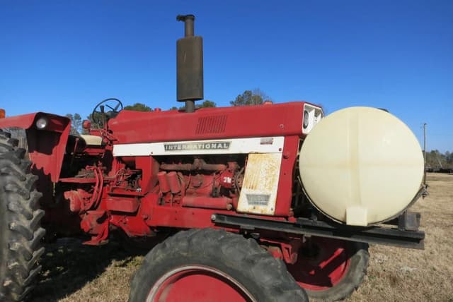 Image of International Harvester 1066 equipment image 2