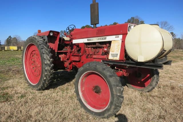 Image of International Harvester 1066 equipment image 1