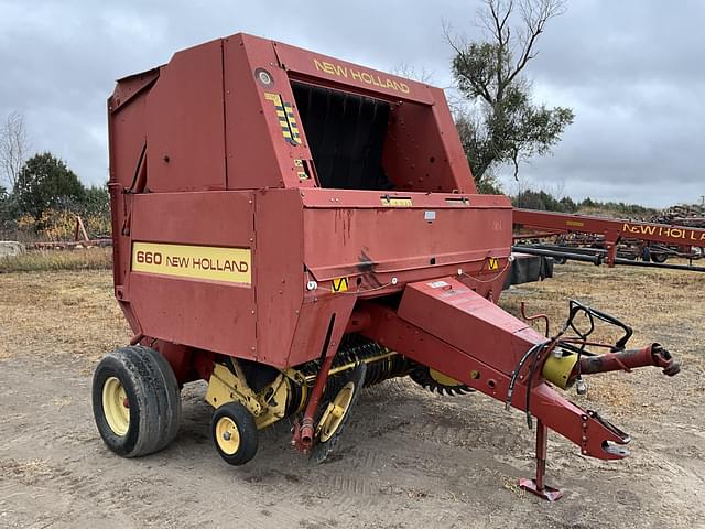 Image of New Holland 660 equipment image 3