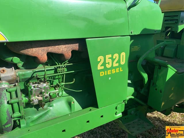 Image of John Deere 2520 equipment image 2
