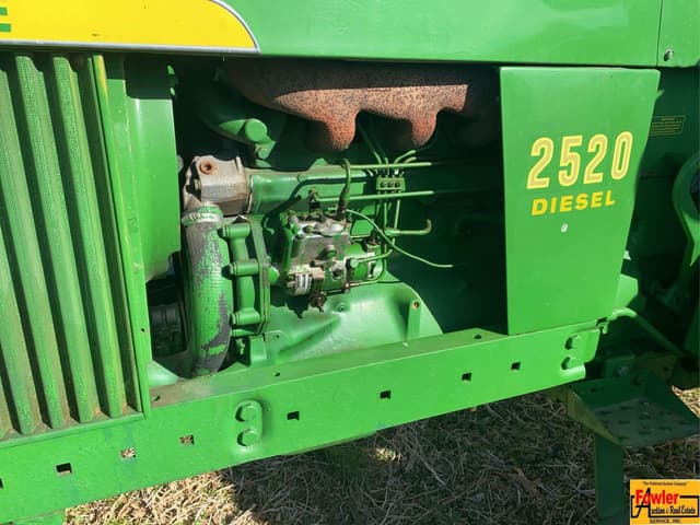 Image of John Deere 2520 equipment image 1