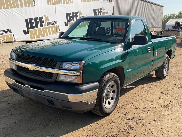 2005 Chevrolet Silverado Equipment Image0