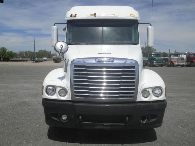 Image of Freightliner Century Class equipment image 1