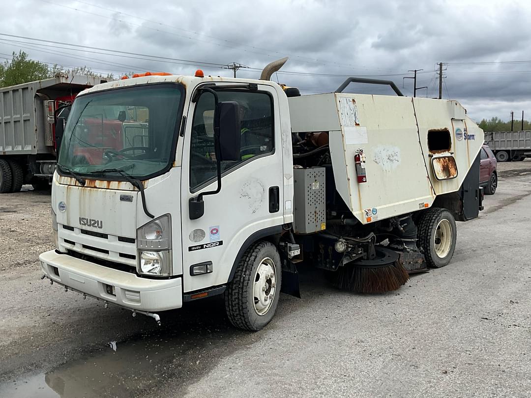 Image of Isuzu NQR Primary image