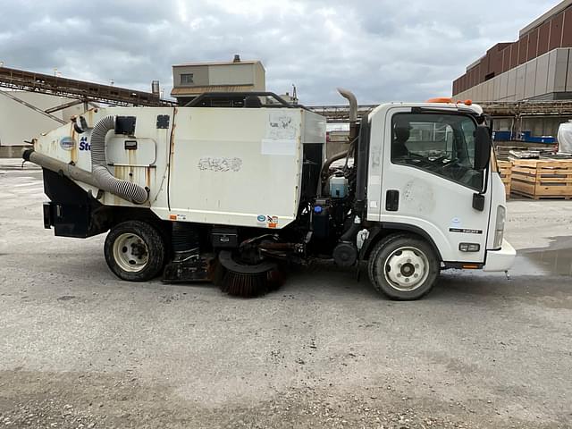 Image of Isuzu NQR equipment image 4