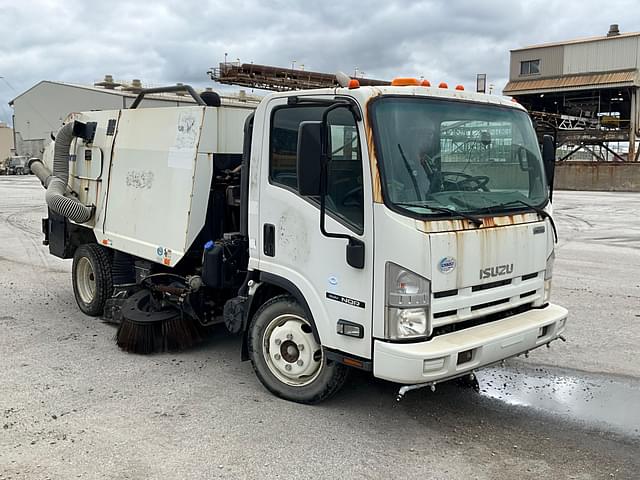 Image of Isuzu NQR equipment image 3