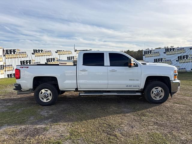 Image of Chevrolet 2500HD equipment image 3