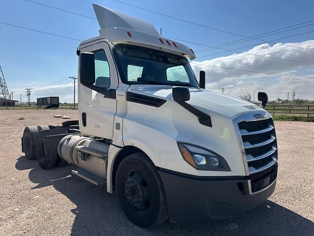 Image of Freightliner Cascadia equipment image 2