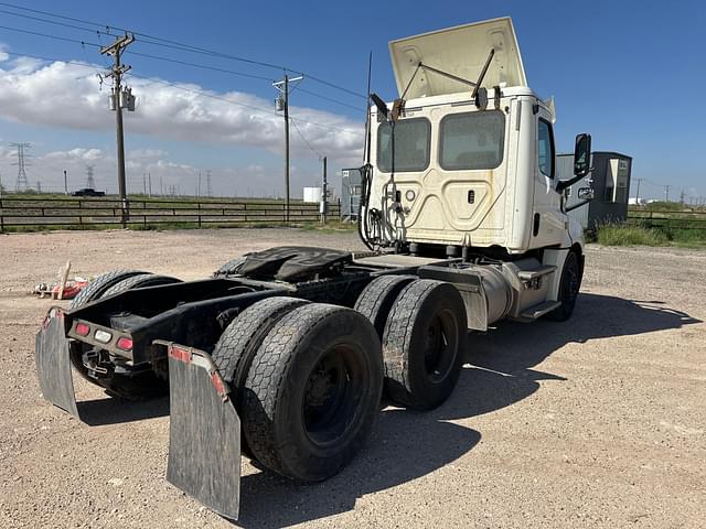 Image of Freightliner Cascadia equipment image 4