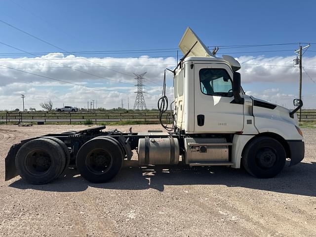 Image of Freightliner Cascadia equipment image 3