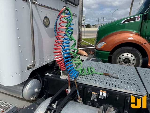Image of Peterbilt 384 equipment image 4