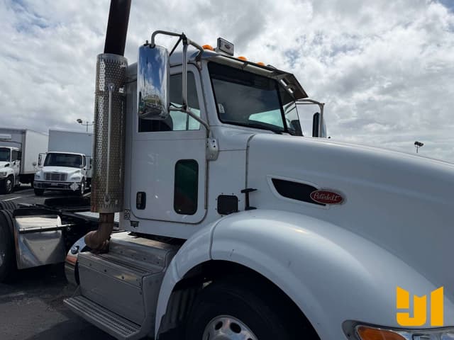 Image of Peterbilt 384 equipment image 1
