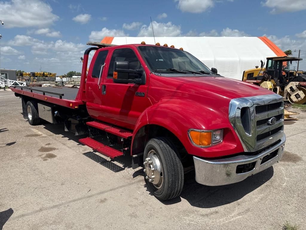 2013 Ford F-650 Equipment Image0