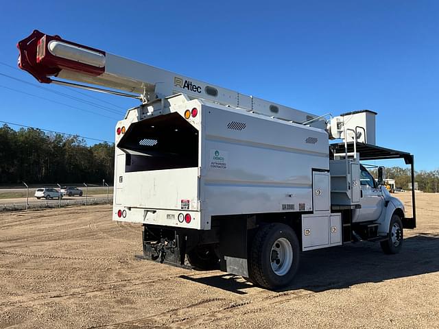 Image of Ford F-750 equipment image 4