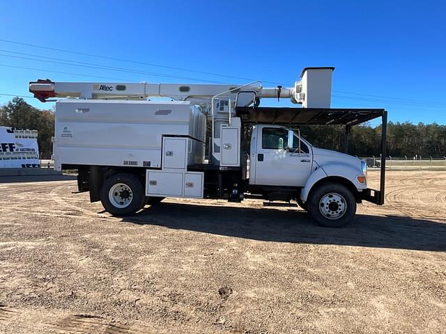 Image of Ford F-750 equipment image 3