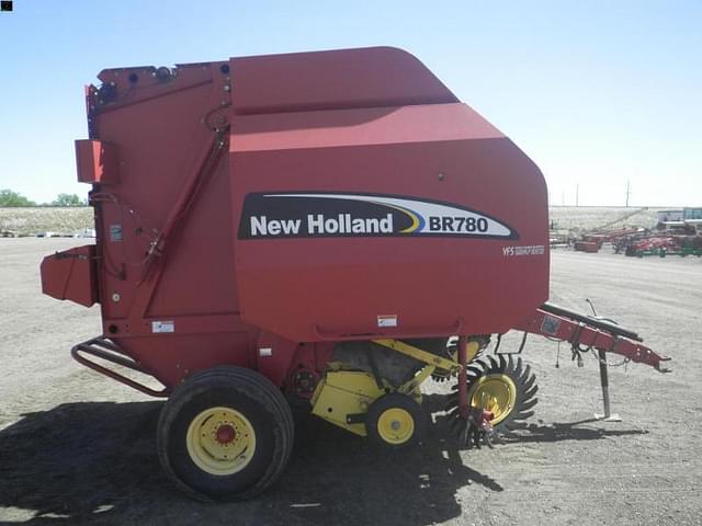 Image of New Holland BR780 equipment image 3