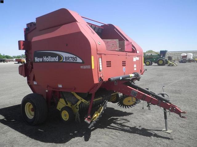 Image of New Holland BR780 equipment image 2