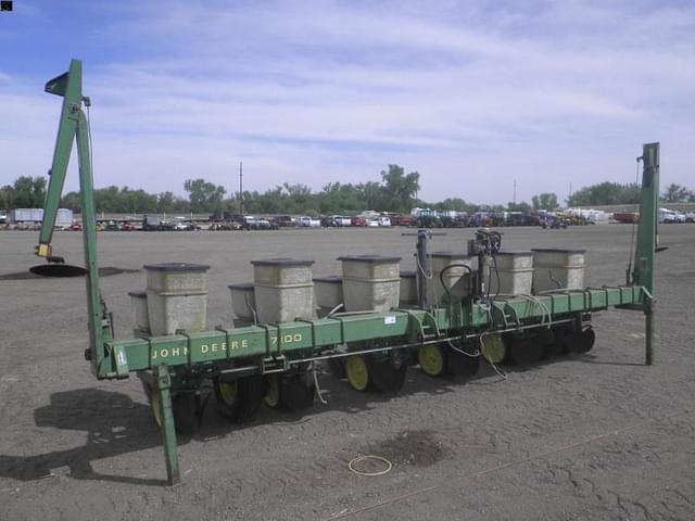 Image of John Deere 7100 equipment image 1