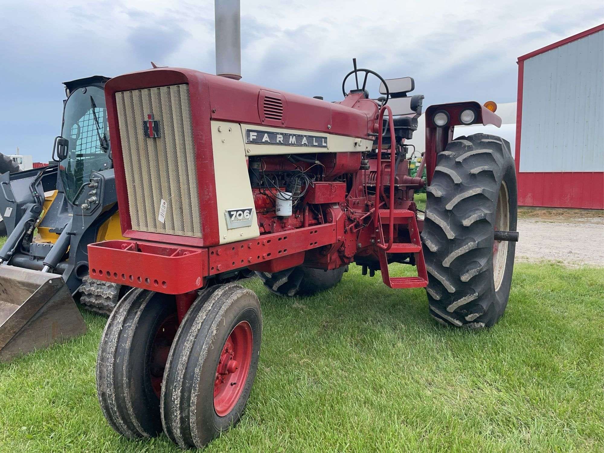 International Harvester 706 Equipment Image0
