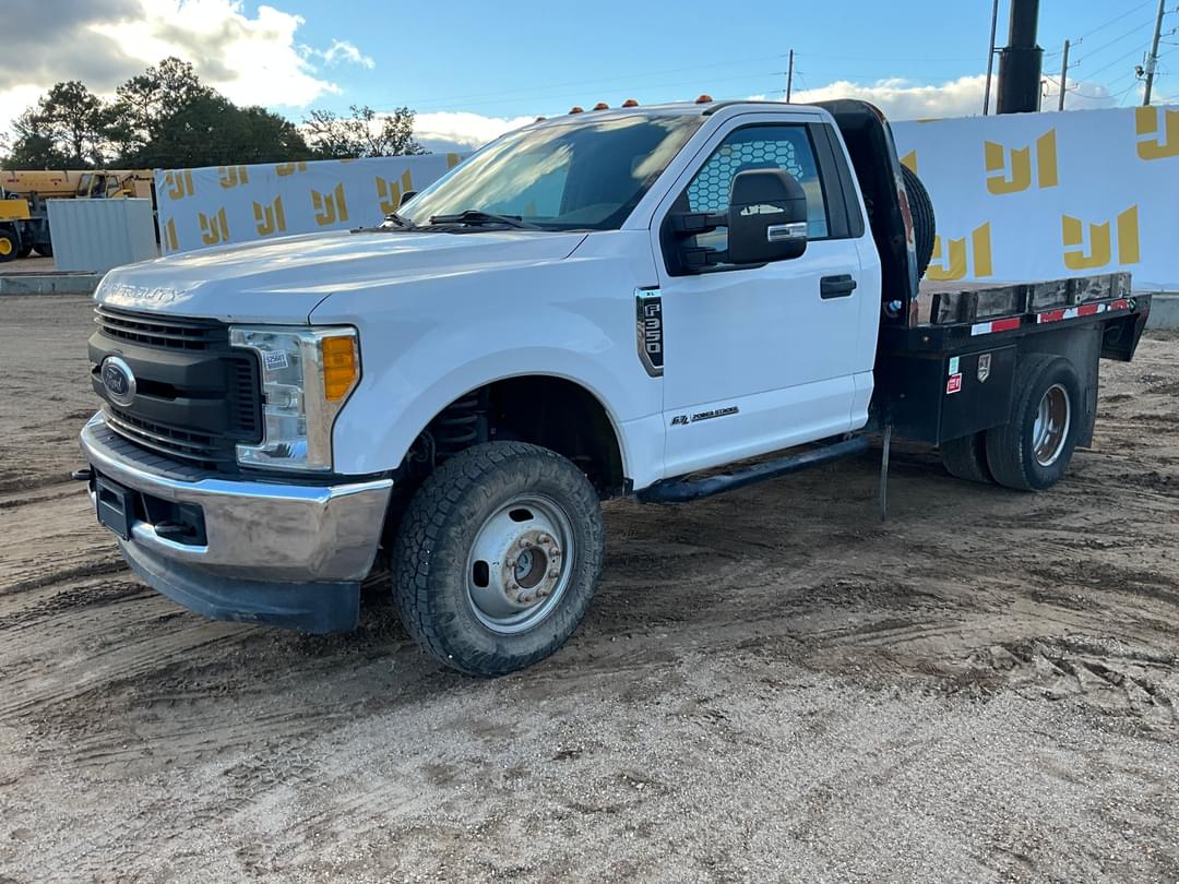 Image of Ford F-350 Primary image