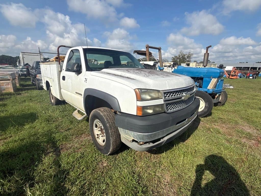 2005 Chevrolet Silverado Equipment Image0