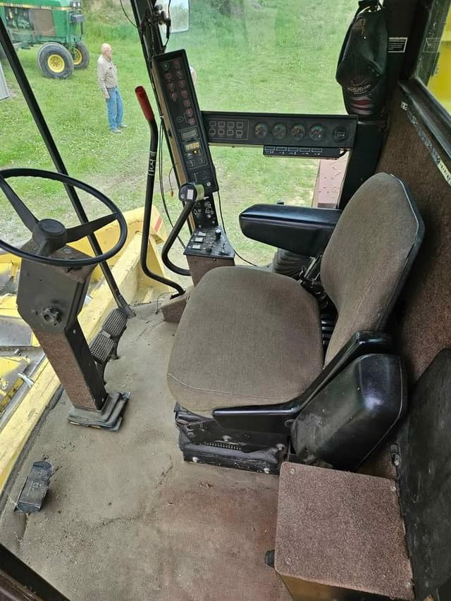 Image of New Holland TR86 equipment image 2