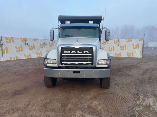 Image of Mack GR84F equipment image 1
