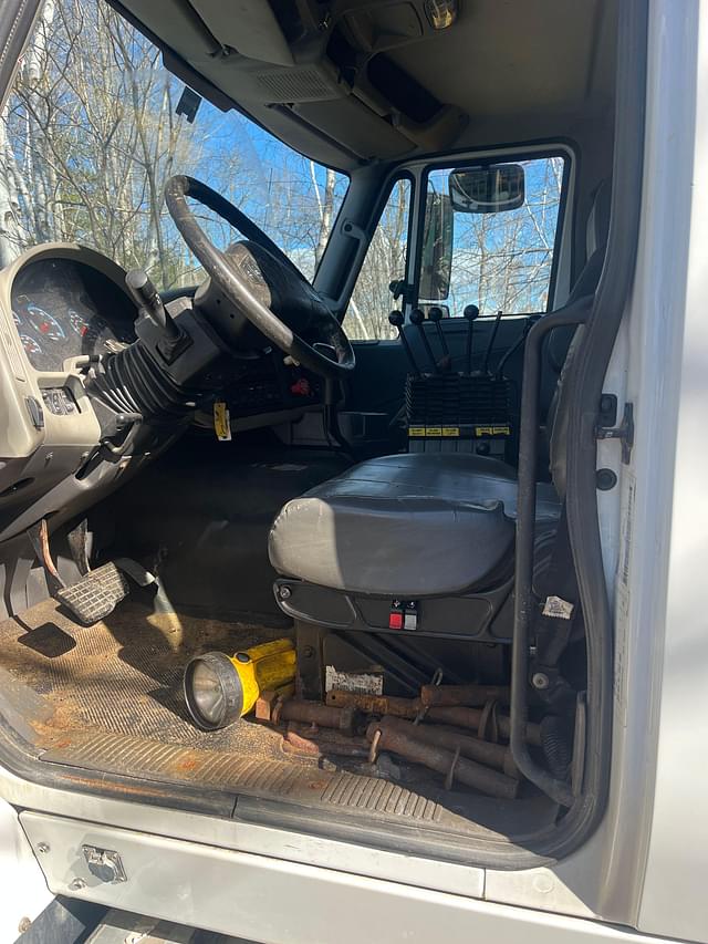 Image of International 7600 equipment image 4