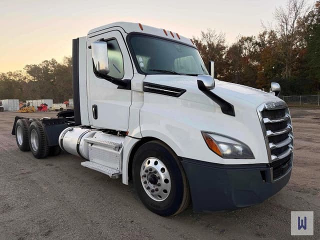 Image of Freightliner Cascadia 126 equipment image 2