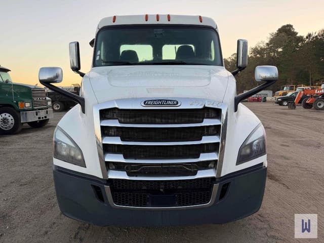 Image of Freightliner Cascadia 126 equipment image 1
