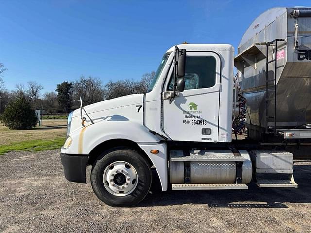 Image of Freightliner Columbia 120 equipment image 4