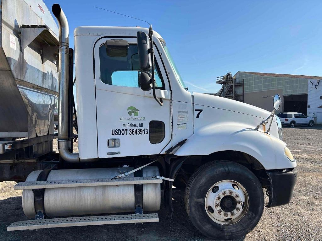 Image of Freightliner Columbia 120 Primary image