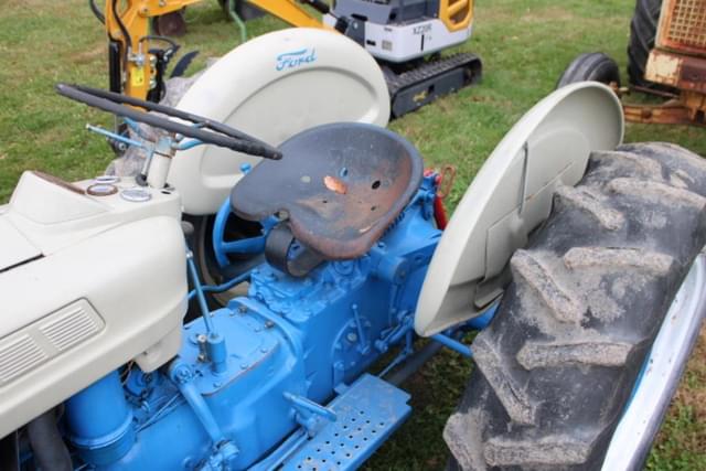 Image of Ford 4000 equipment image 4