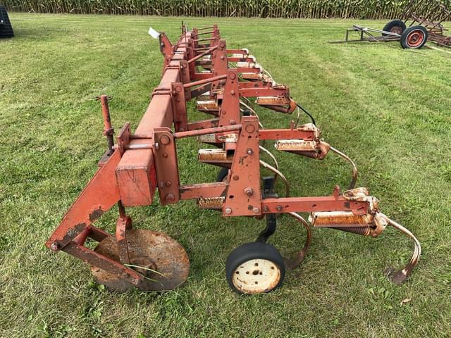 Image of International Harvester 133 equipment image 1