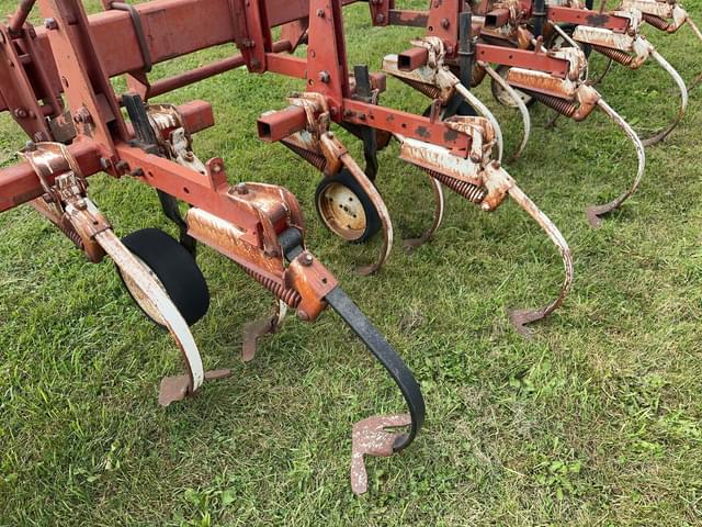 Image of International Harvester 133 equipment image 4