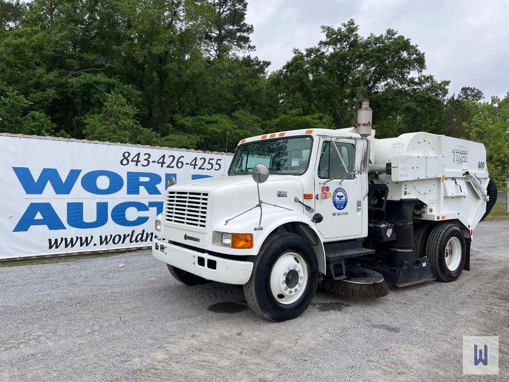 2000 International 4700 Equipment Image0