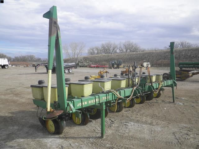 Image of John Deere 7100 equipment image 1