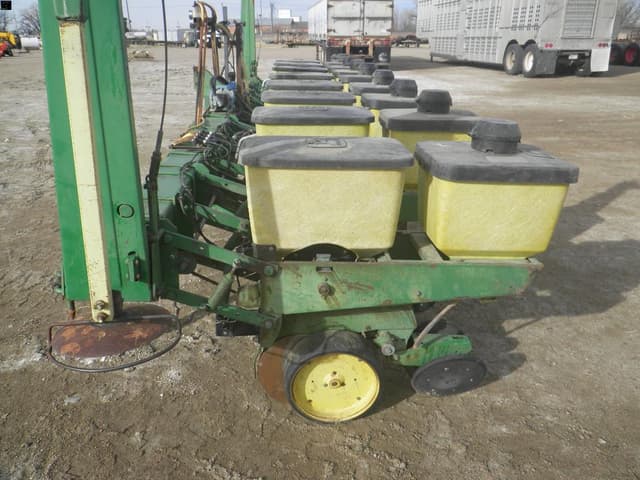 Image of John Deere 7100 equipment image 4