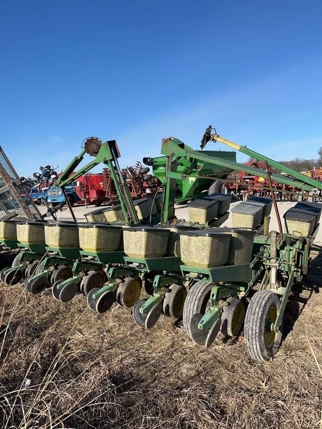 Image of John Deere 7000 equipment image 3