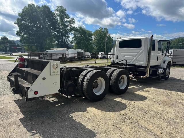 Image of International Workstar 7400 equipment image 2