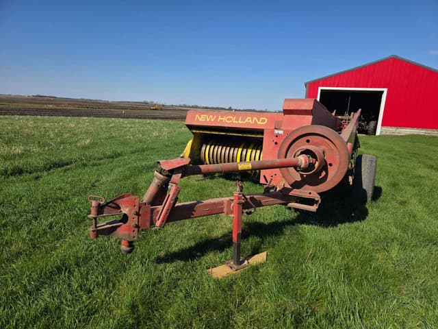 Image of New Holland Hayliner 273 equipment image 2