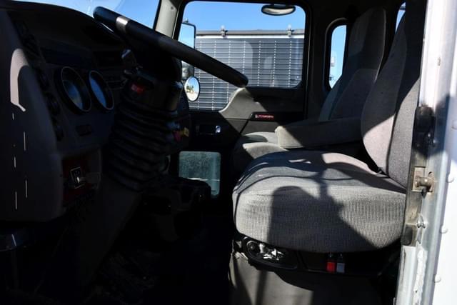 Image of Kenworth T-300 equipment image 4