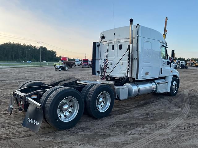 Image of Freightliner Cascadia equipment image 4