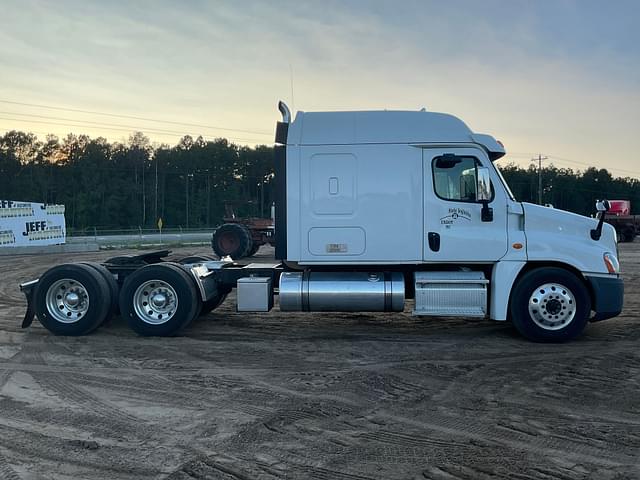 Image of Freightliner Cascadia equipment image 3