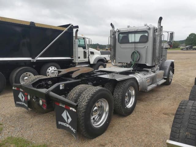Image of Peterbilt 388 equipment image 2