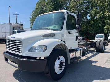Main image Freightliner M2106