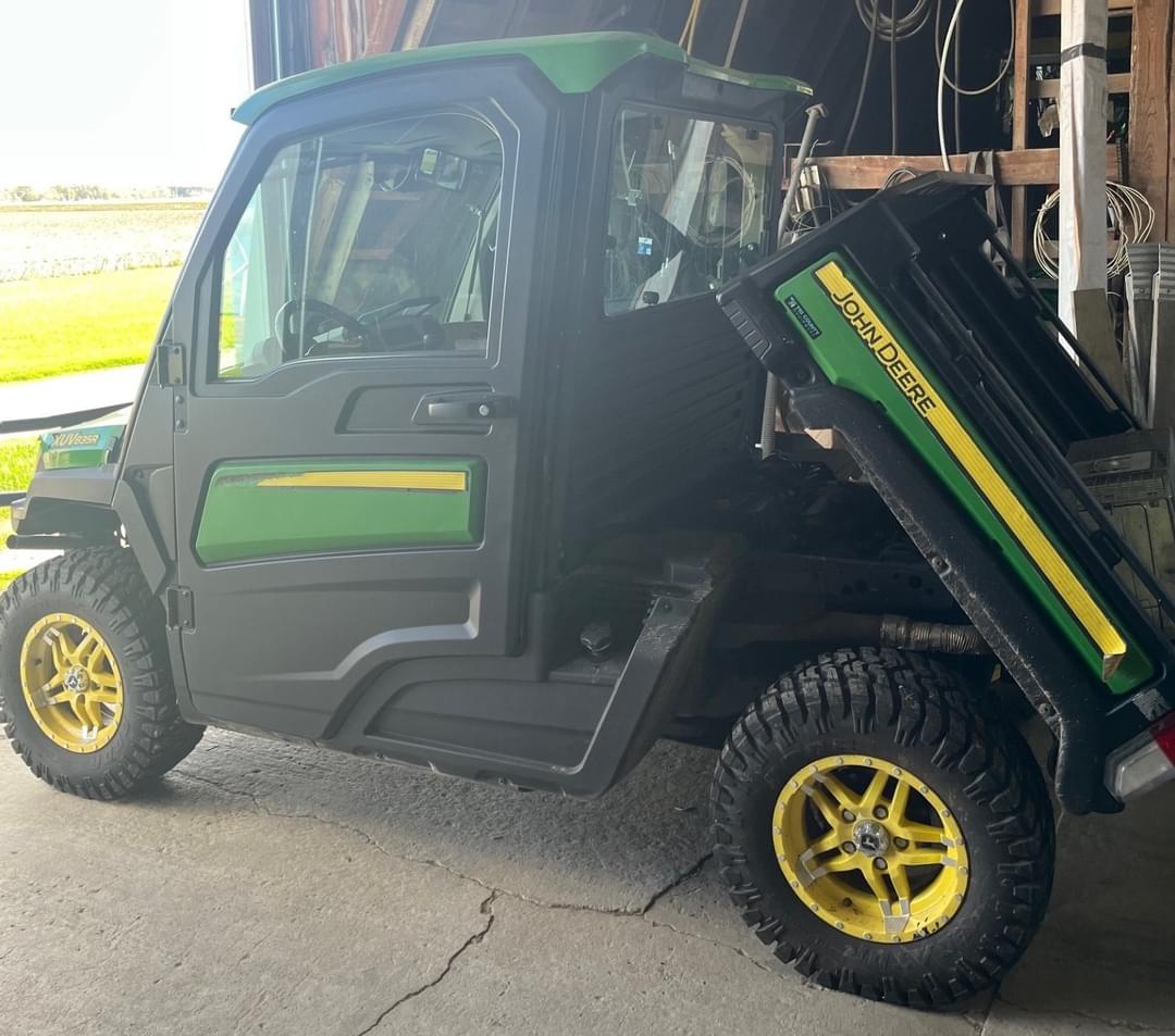Image of John Deere XUV 835R Primary image