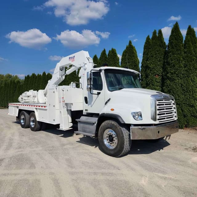 Image of Freightliner 114SD equipment image 2