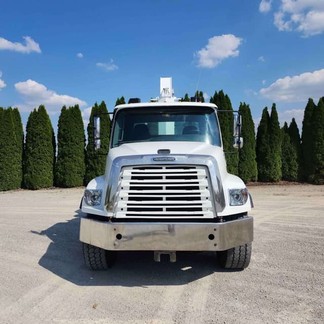 Image of Freightliner 114SD equipment image 3